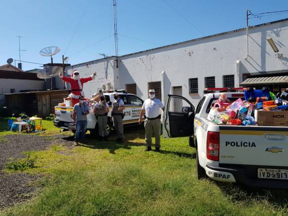 Rádio Colonial e Brigada Militar fazem a alegria das crianças com a distribuição de brinquedos - foto 4