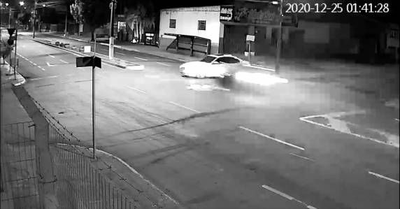 BMW foi atingido por Celta quando cruzava avenida nesta madrugada (25). Duas pessoas foram levadas ao hospital
