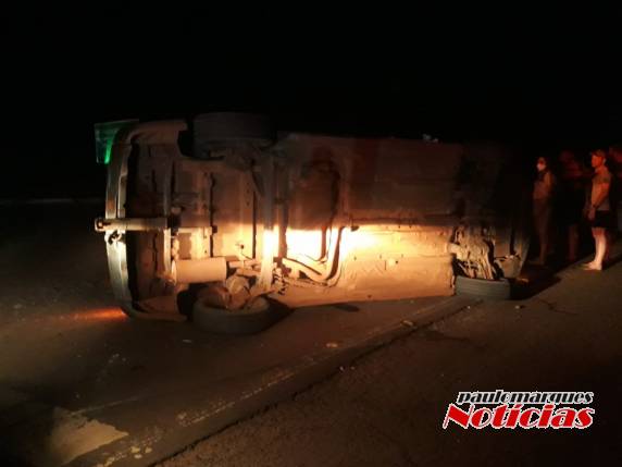 Veículo tomba após colisão traseira e homem fica ferido no trevo da BR-472, em Três de Maio - foto 2