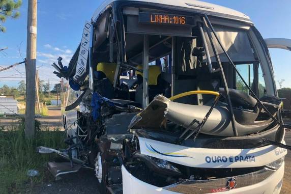 Coletivo, que seguia de Santa Rosa para Porto Alegre, colidiu com caminhão na altura do km 433 da rodovia, em Nova Santa Rita