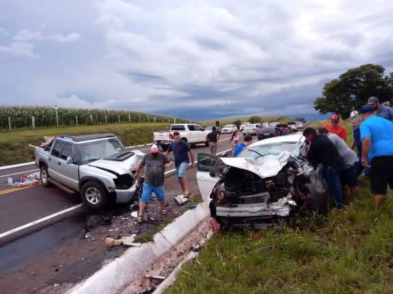 Três pessoas que viajavam no Ford/Fiesta e o condutor da caminhonete S10 ficaram feridos e precisaram ser socorridos pelas equipes de socorro do Samu e Corpo de Bombeiros