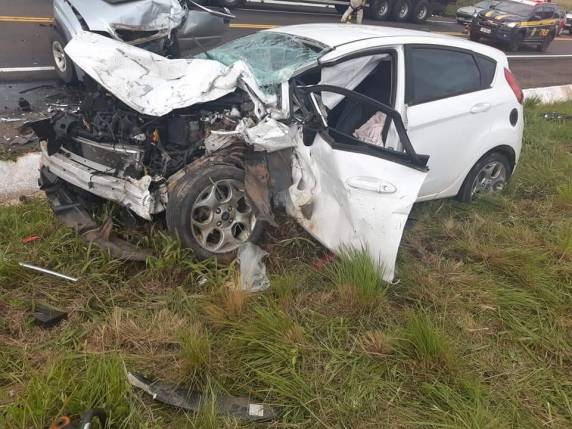 Três pessoas que viajavam no Ford/Fiesta e o condutor da caminhonete S10 ficaram feridos e precisaram ser socorridos pelas equipes de socorro do Samu e Corpo de Bombeiros