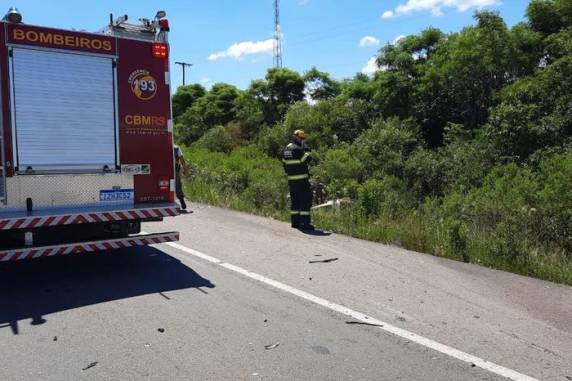 Colisão aconteceu por volta das 14h no km 212 da estrada