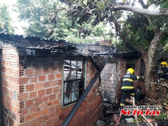 Incêndio destrói residência no bairro Pró-Morar em Três de Maio - foto 3