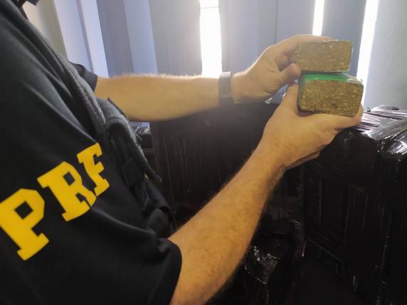 Marido e esposa grávida transportavam a droga no porta-malas de um carro