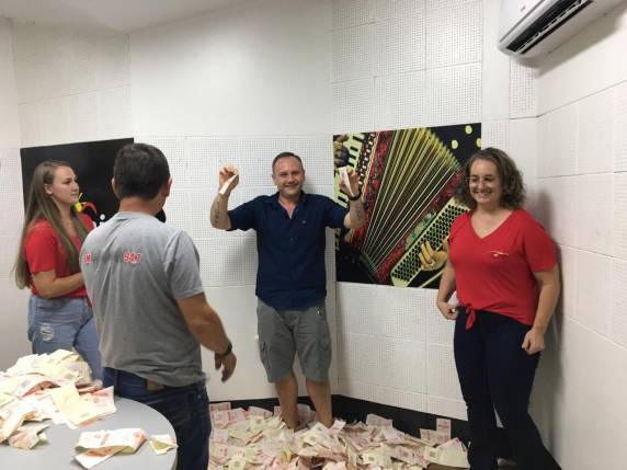 Rádio Colonial e Super Benedetti sortearam R$ 5 mil em dinheiro - foto 4