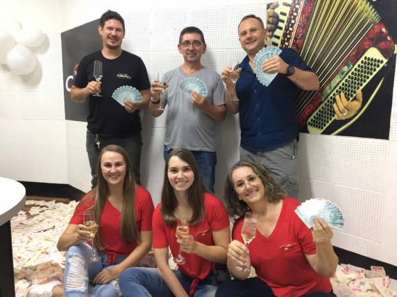 Rádio Colonial e Super Benedetti sortearam R$ 5 mil em dinheiro - foto 10