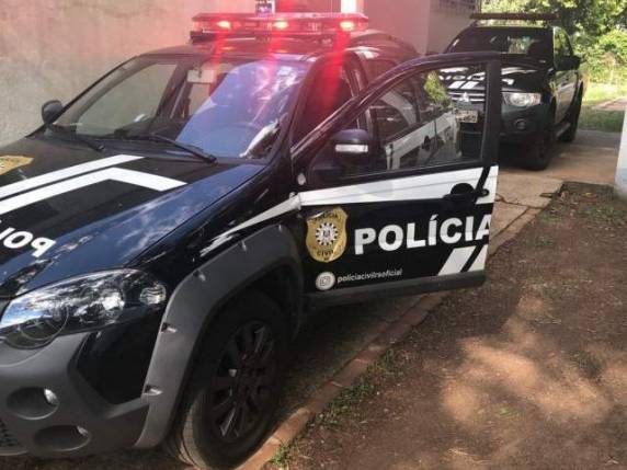 A vítima, que dormia quando o fato ocorreu, por volta das 06h da manhã, conseguiu sair da residência sem se ferir. Ele foi preso