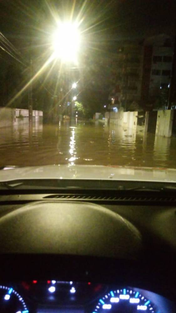 Defesa Civil de Joinville e São Francisco do Sul registraram ocorrências de queda de árvore e muros. Ao menos uma pessoa ficou ferida no temporal