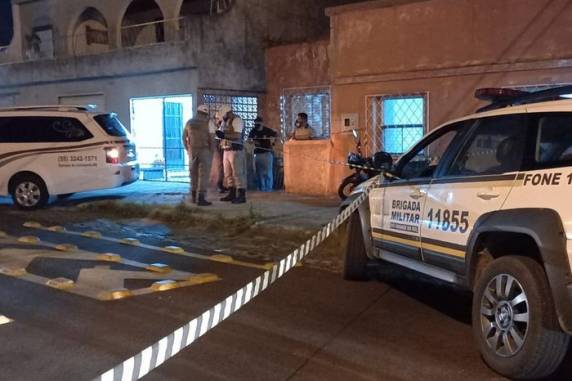 Criminosos encapuzados entraram na residência e efetuaram diversos disparos. Uma quarta pessoa foi feita refém