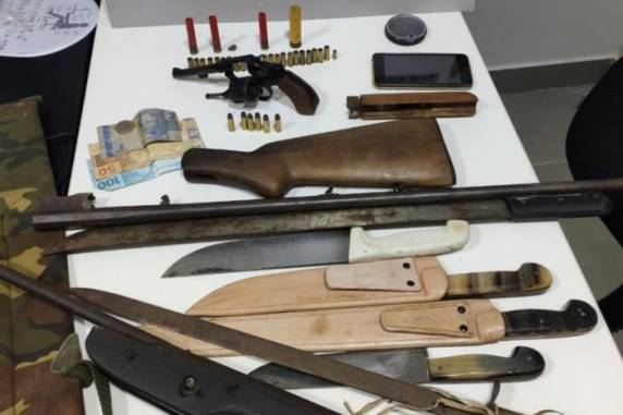 Jovens de 15 e 20 anos conseguiram fugir e abordaram agentes que estavam fazendo o policiamento na região