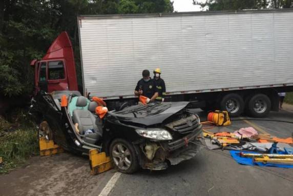 Colisão envolveu dois carro e um caminhão; outras cinco pessoas ficaram feridas
