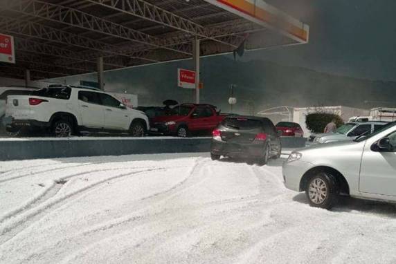 A forte chuva de granizo durou de 15 a 20 minutos e deixou a paisagem de Santa Catarina coberta de branco