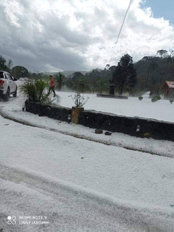 A forte chuva de granizo durou de 15 a 20 minutos e deixou a paisagem de Santa Catarina coberta de branco