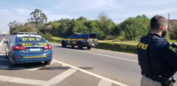 O homem, que dirigia um caminhão, é acusado de contrabando