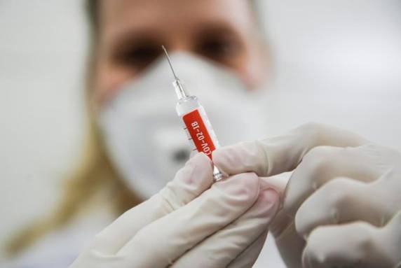 Se o país quisesse imunizar toda a população ainda em 2021, seria necessário aplicar 1,1 milhão de doses por dia a partir desta quarta-feira (6)