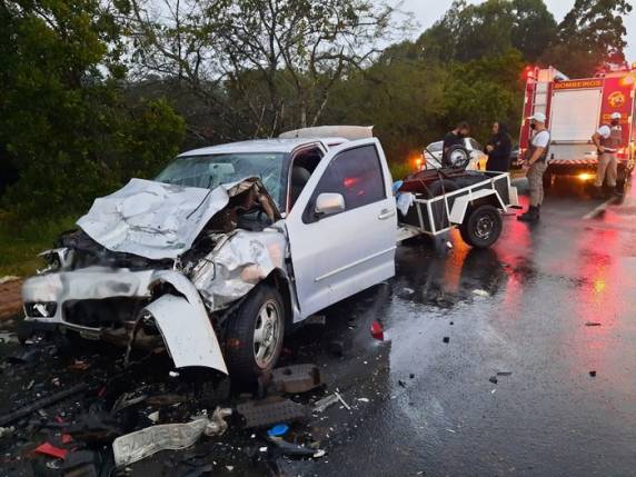 Veículos estão sobre a via, e o trânsito está parcialmente bloqueado no km 22 da rodovia