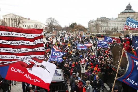 Congresso formalizou vitória de Joe Biden na madrugada desta quinta-feira. Processo culminou em confusão e invasão do Capitólio, e quatro pessoas morreram em confrontos