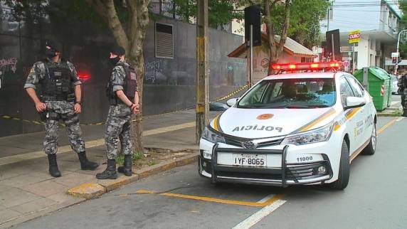 Dhiuliani Damiani Martins, de 32 anos, foi morta na tarde do dia 29 de dezembro por um adolescente de 15 anos, que teria sido contratado pelo homem, segundo a polícia.