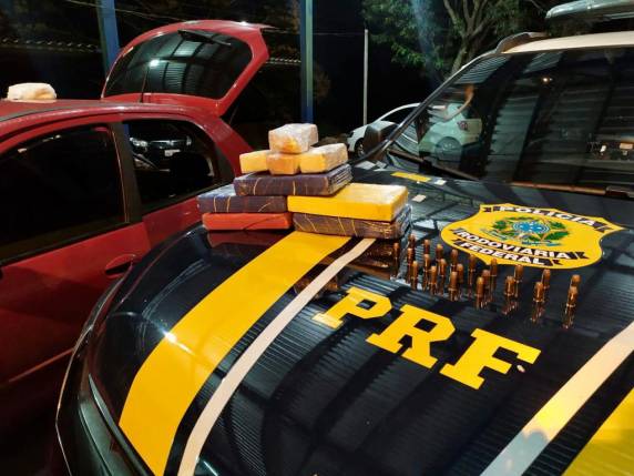 A droga estava escondida no para-choque e a munição no painel do carro