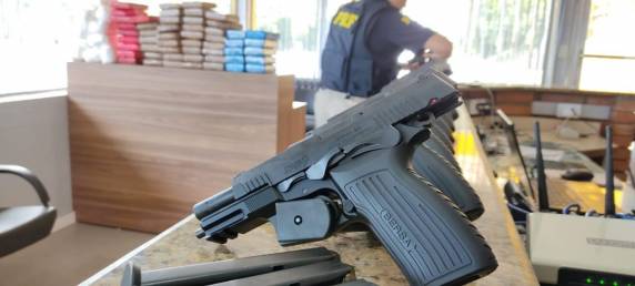 PRF apreende 20 pistolas e 62 quilos de pasta base de cocaína na BR 386 - foto 2
