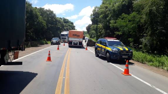 Colisão frontal entre veículos deixa duas pessoas mortas na BR 285 em Carazinho - foto 2