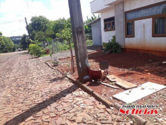 Homem bate veículo contra um poste no bairro São Francisco, em Três de Maio - foto 2