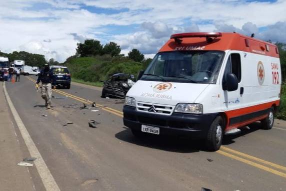 Vítima conduzia um Fiat Uno que colidiu contra um caminhão na tarde desta terça-feira (12)
