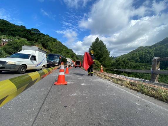 Segundo o Comando Rodoviário da Brigada Militar (CRBM) de Garibaldi, veículo perdeu o controle e quebrou a barreira de proteção da via