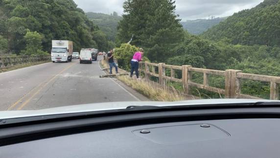 Segundo o Comando Rodoviário da Brigada Militar (CRBM) de Garibaldi, veículo perdeu o controle e quebrou a barreira de proteção da via