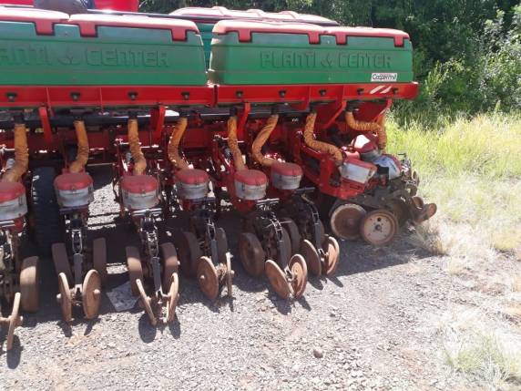 Automóvel bate em plantadeira acoplada em trator, na BR 472 em Três de Maio - foto 3