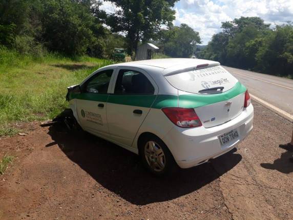 Automóvel bate em plantadeira acoplada em trator, na BR 472 em Três de Maio - foto 2