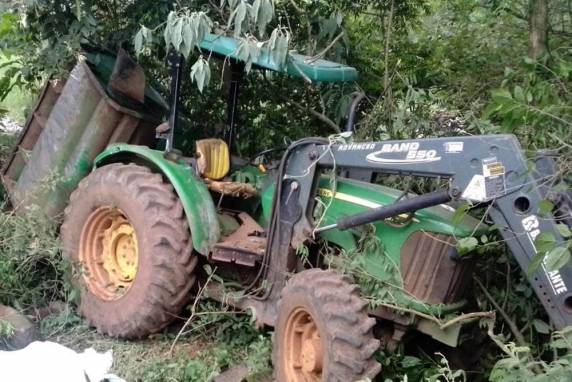 De acordo com os bombeiros, familiares relataram que encontraram a vítima embaixo da máquina agrícola