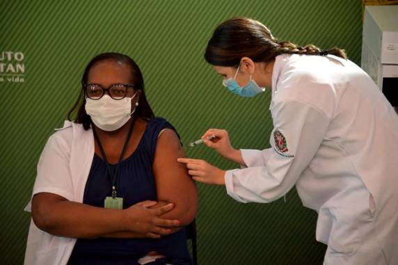 Mônica Calazans, 54 anos, moradora de Itaquera, tem perfil de alto risco para complicações da covid-19: ela é obesa, hipertensa e diabética