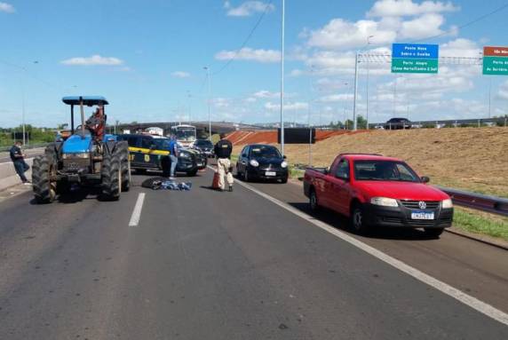 Homem de 35 anos trafegava no sentido Porto Alegre-Eldorado do Sul e atingiu um trator que realizava serviços na região
