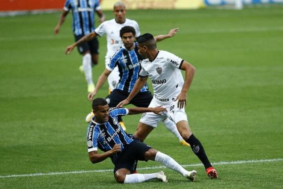 Everton, no final do segundo tempo, deixou tudo igual na Arena