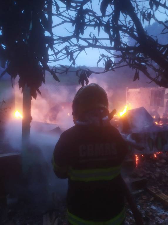Bombeiros combatem incêndio com vítima fatal em residência no interior de Alegria - foto 3