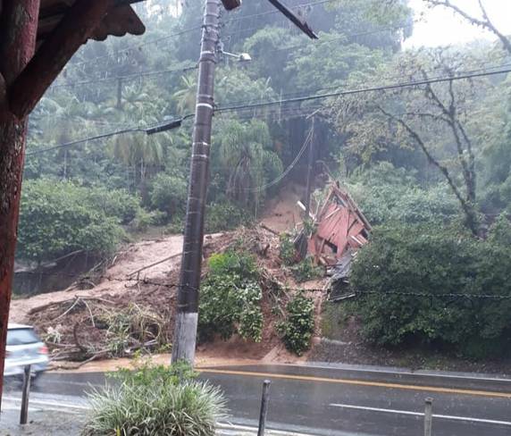 Durante a madrugada, cidades do Vale do Itajaí, Grande Florianópolis e Norte catarinense registraram estragos. Segundo Defesa Civil, 13 municípios catarinenses registraram ocorrências por causa da chuva desde segunda (18).