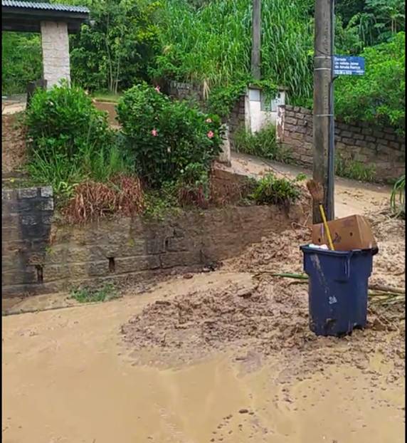 Chuva em SC: Casa é destruída por deslizamento e aumento do nível de rios preocupa moradores - foto 5