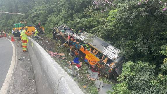 Acidente com ônibus deixa 21 mortos e 33 feridos na BR-376, em Guaratuba, diz PM - foto 2