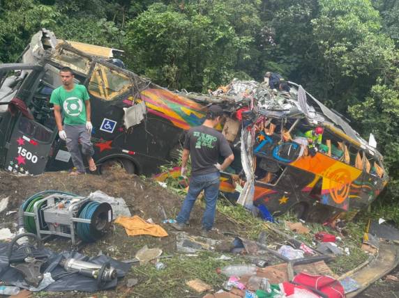 Ônibus saiu da pista e tombou na margem da rodovia na altura do km 668, no trecho conhecido como Curva da Santa, segundo a PRF
