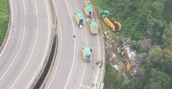 Acidente com ônibus deixa 21 mortos e 33 feridos na BR-376, em Guaratuba, diz PM - foto 3