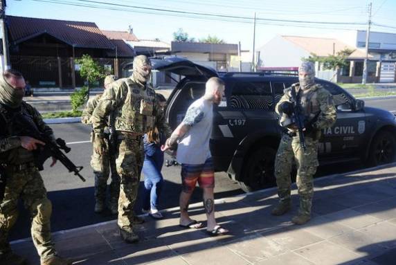 Ao menos quatro casos foram confirmados pela polícia. Seis mandados de busca e três de prisão estão sendo cumpridos nesta terça-feira
