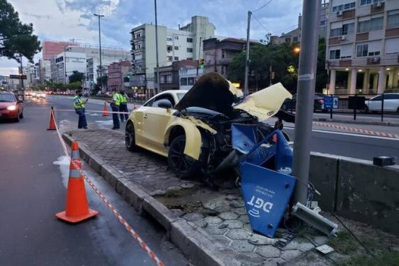 Carro de luxo fica destruído após atingir mureta e pegar fogo na Avenida João Pessoa - foto 2