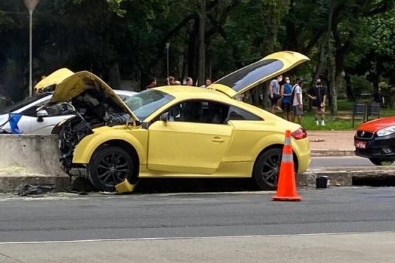 Carro de luxo fica destruído após atingir mureta e pegar fogo na Avenida João Pessoa - foto 3