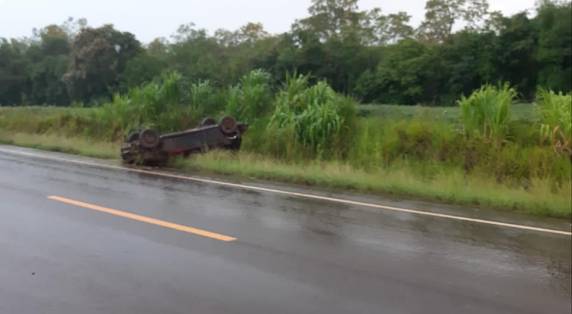 Motorista perde controle de veículo, sai da pista e capota na BR 392 em Guarani das Missões - foto 3