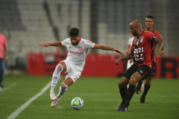 Equipe de Abel Braga agora está somente dois pontos à frente dos cariocas na briga pelo título
