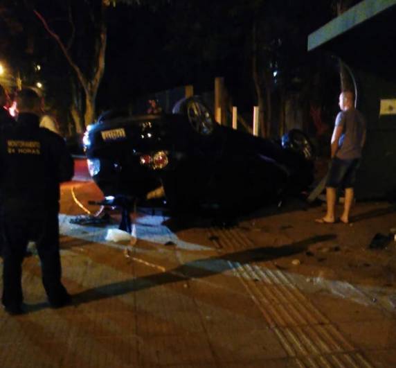 Veículo capotou na madrugada deste sábado (6), na Avenida Expedicionário Weber, próximo a rótula da prefeitura