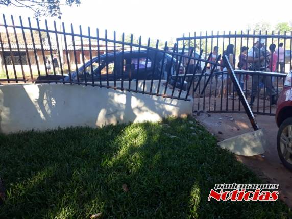 Motorista perde o controle de veículo que atinge o muro de uma casa, em Três de Maio - foto 4