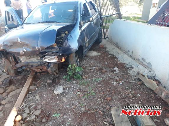 Motorista perde o controle de veículo que atinge o muro de uma casa, em Três de Maio - foto 5